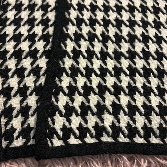 Boutique Black and White Houndstooth Cape/Shawl - One Size - Picture 8 of 9